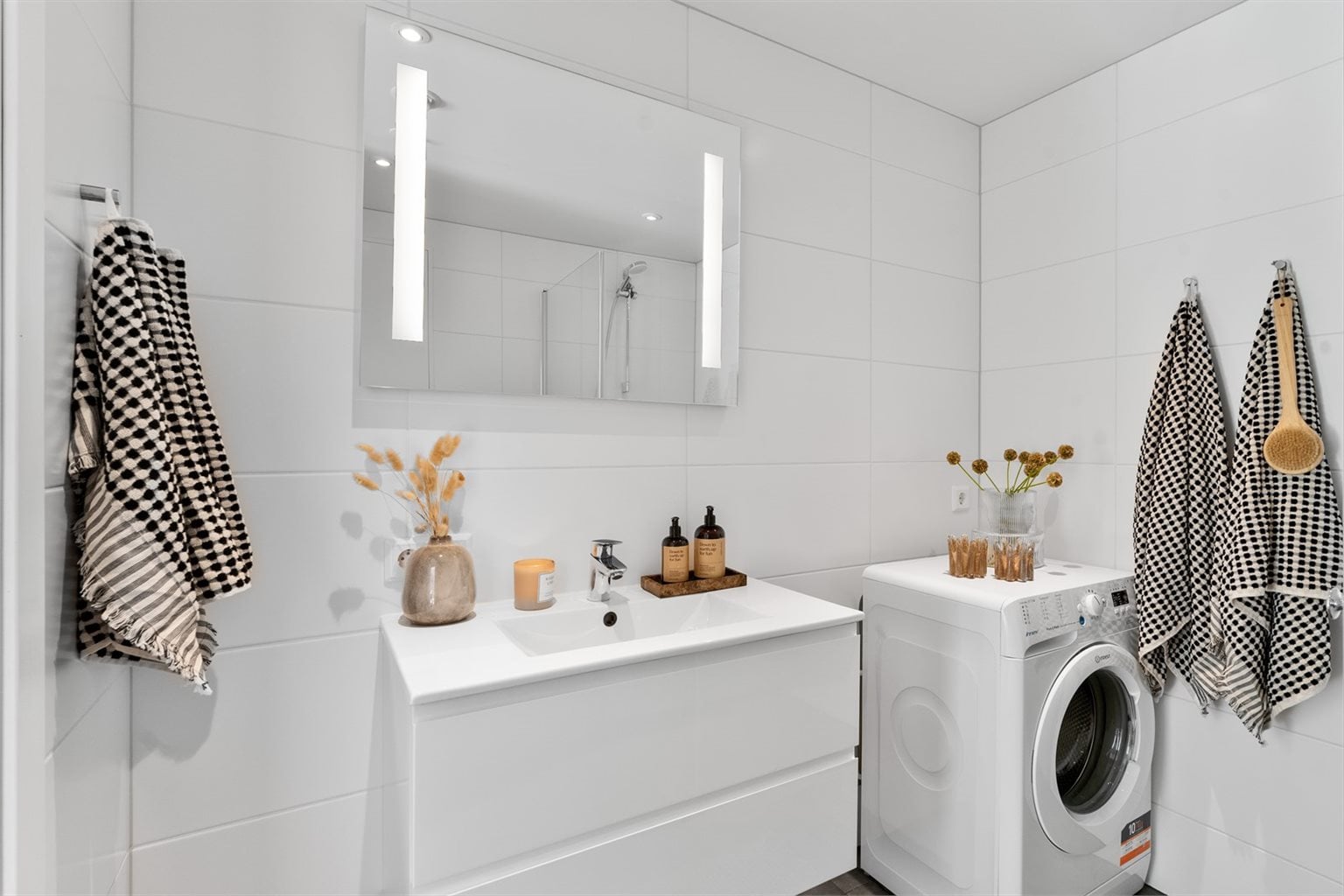 Lekkert flislagt bad på 4,5m² med gjennomgående TG1 fra takstmann.