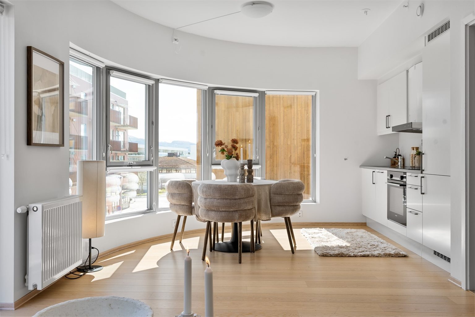 Den åpne stue/kjøkkenløsningen er på 22,5m².