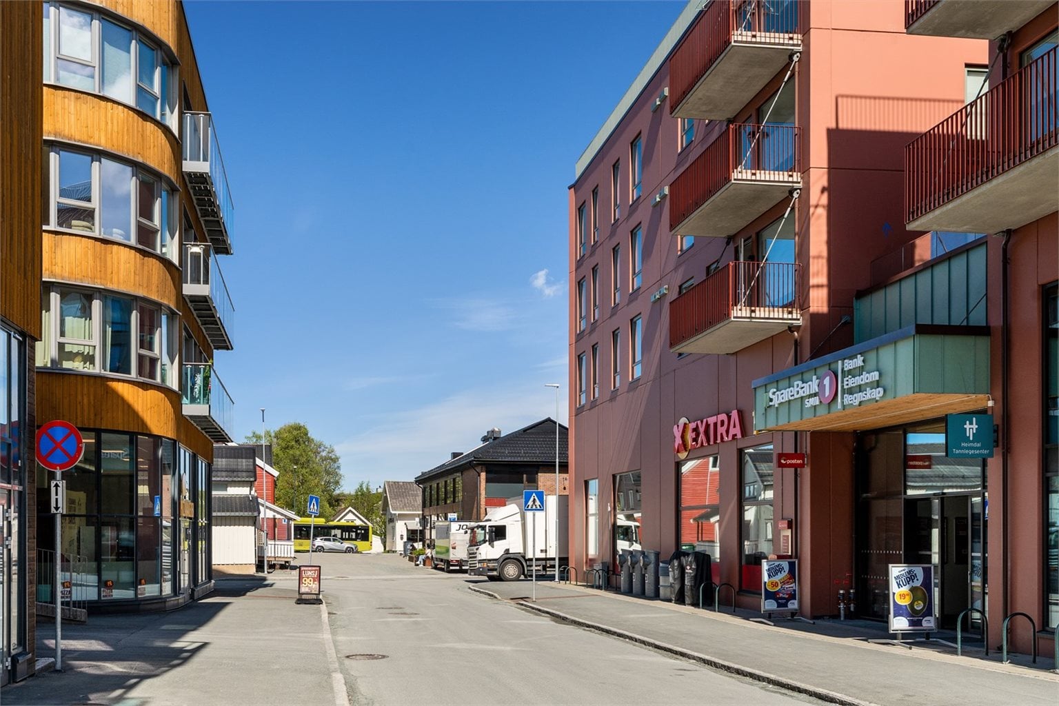 Heimdal togstasjon ligger kun 2 minutter gange unna. Her finner du både metrobuss og tog med hyppige avganger som kan ta deg til Trondheim sentrum.