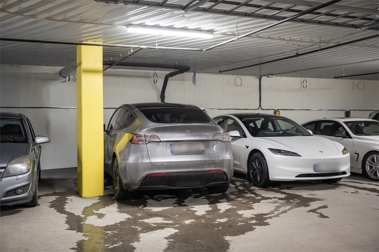 Det er mulighet for å kjøpe parkeringsplass i tillegg. Konferer med megler.