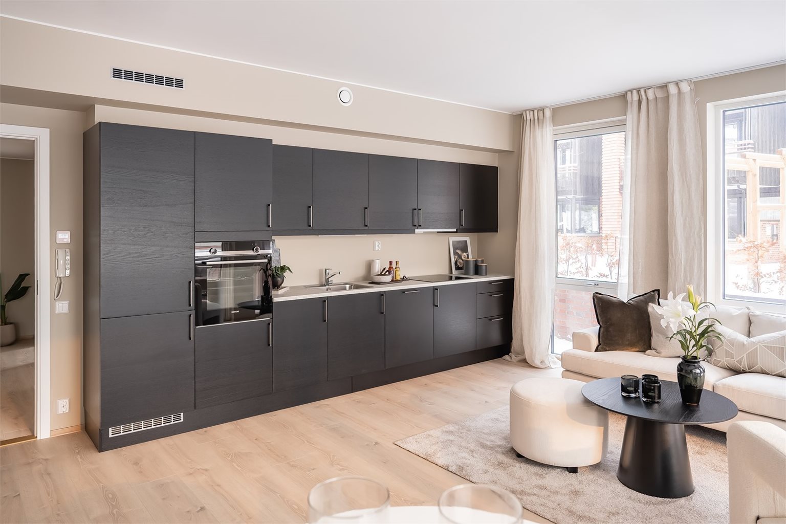 Her får du en lys og luftig leilighet hvor takhøyden er mye høyere enn standardkravet og vindusflatene økt tilsvarende. 