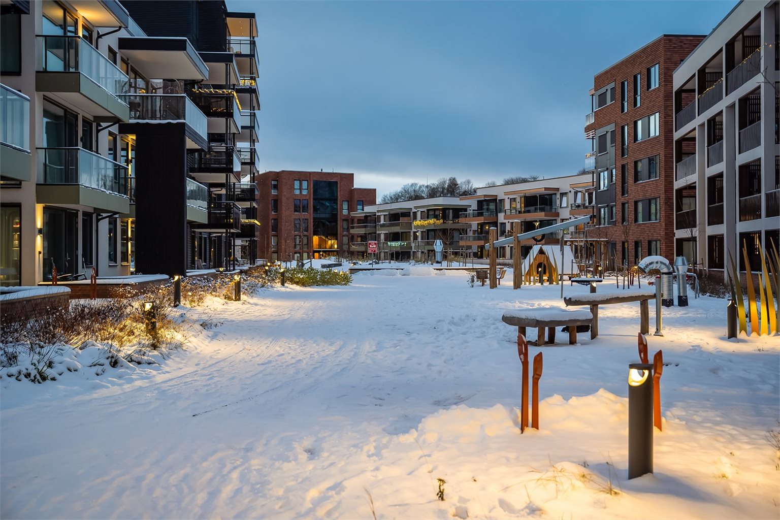 To etasjer over gatenivået ligger det fenomenale parkanlegget. Her er det rikelig med sittebenker, store plenarealer for soling eller piknik og noen lekeapparater