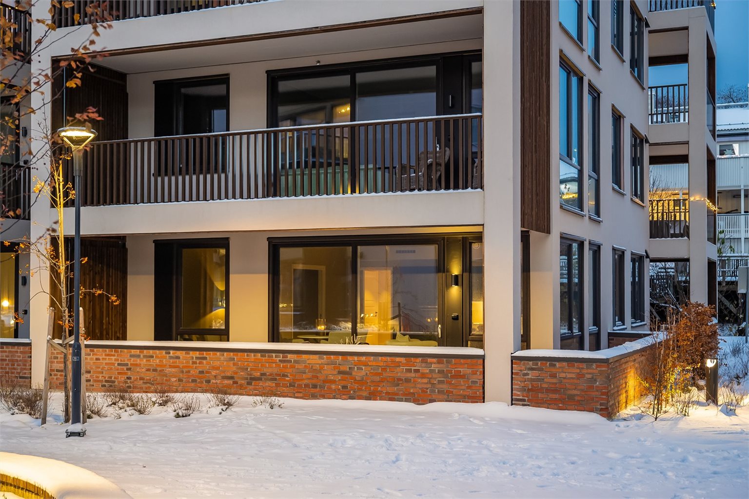Terrassen strekker seg rundt hjørnet på leiligheten, noe som gir ekstra god plass til møbler, en grill og kanskje en putekasse.