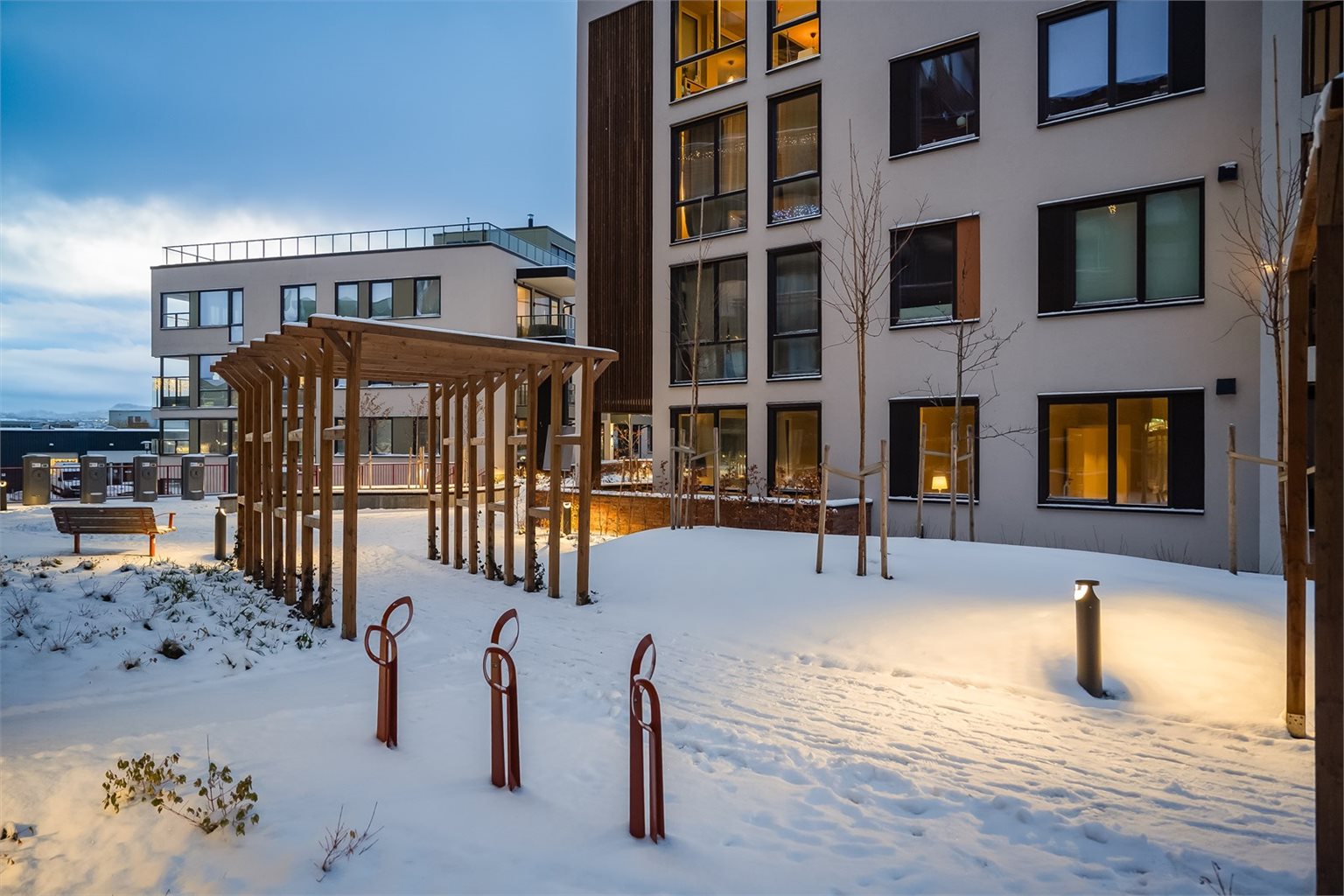 Flott og gjennomtenkt parkanlegg. Langs gangstien er det bygd pergola med tilhørende klatreplanter, slik at leiligheten får en skjermet beliggenhet. I tillegg er det nylig satt ned hekk som vokser seg opp til ca. 180 cm. for ekstra skjerming på balkongen.