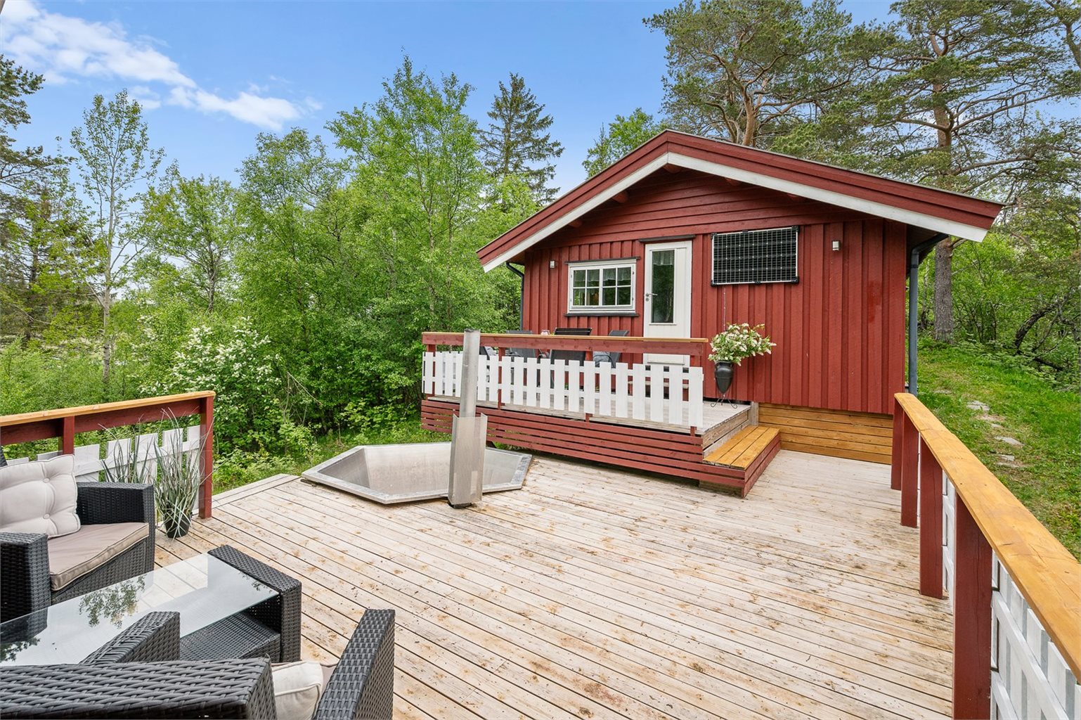 Den store plattingen gjør dette til et perfekt sted for både sommer og vinterhygge. Hytta har helt nytt solcelleanlegg i tillegg til et splitter nytt aggregat. 