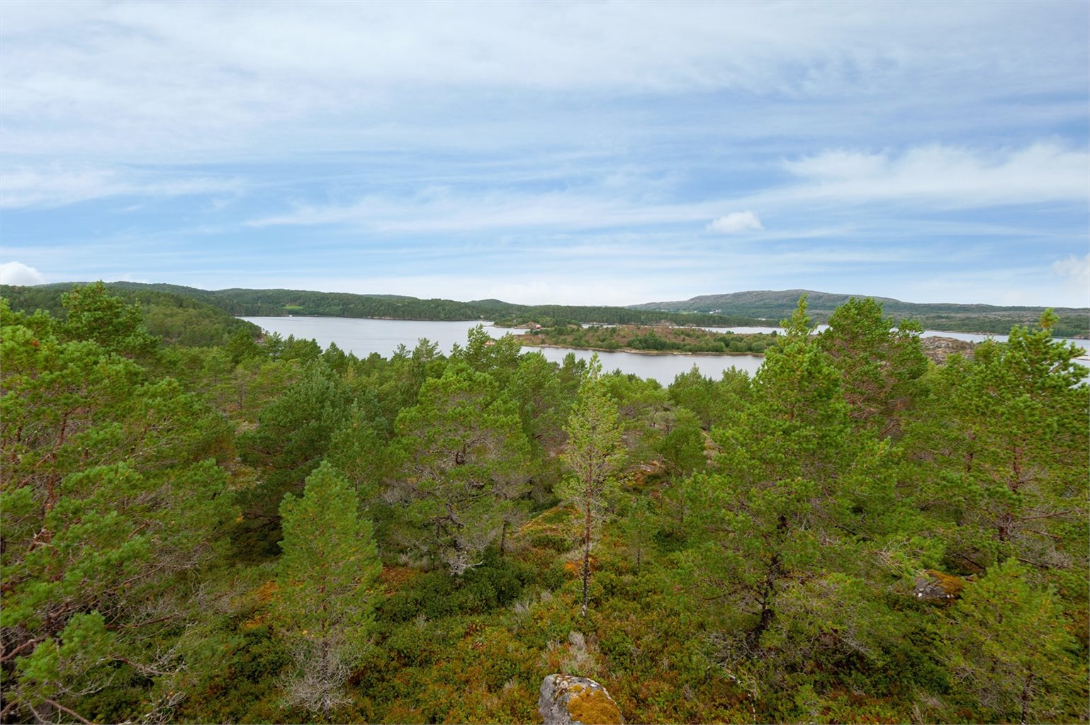 Området byr på kjempefine turmuligheter både på sjø og land, med norsk natur så langt øyet ser.