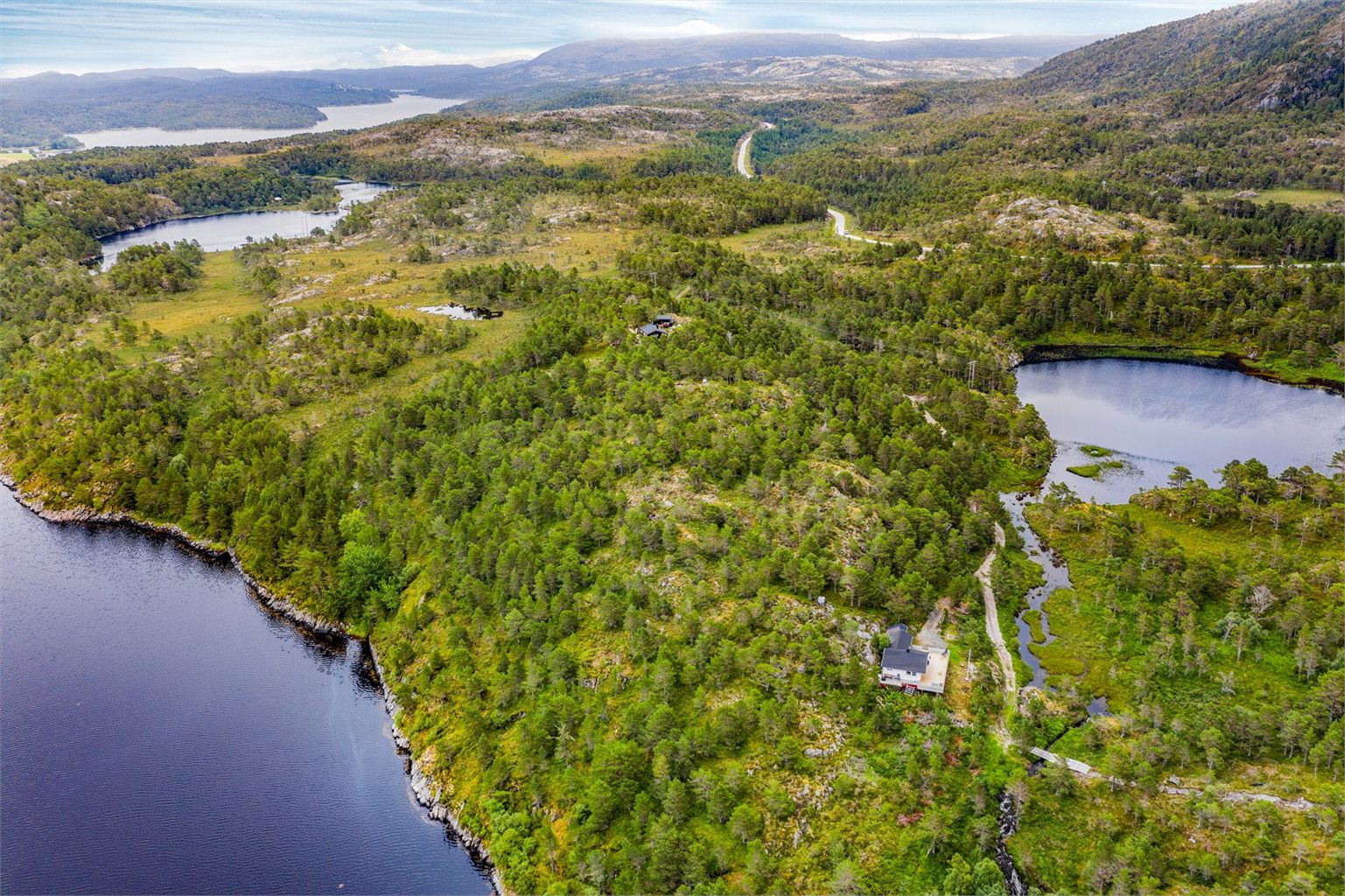 Eiendommen ligger fint til ca.100 m fra sjøen.