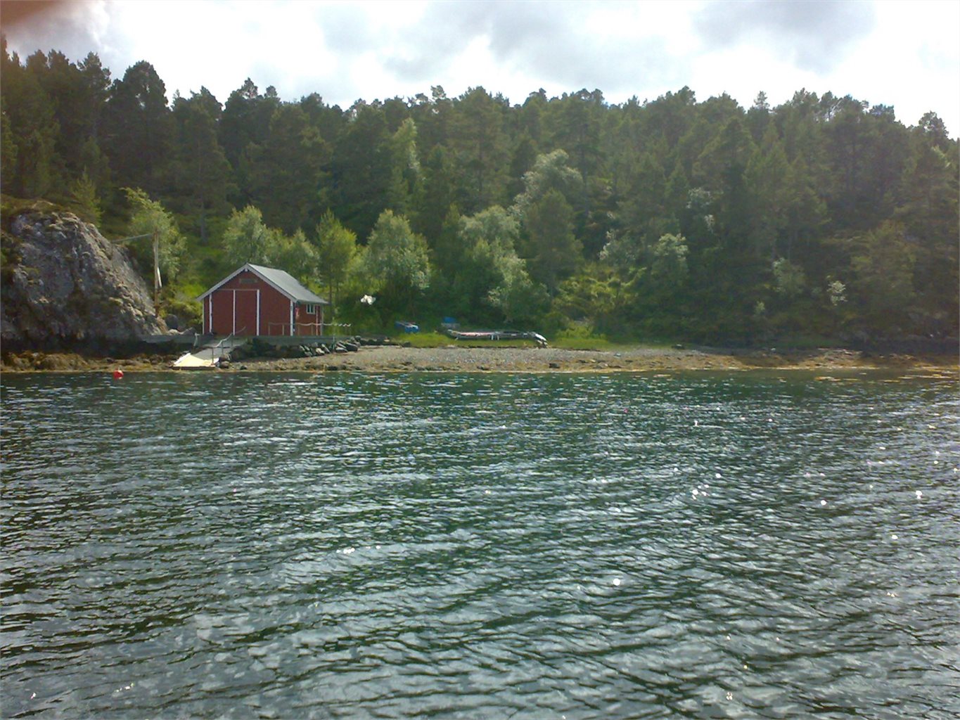 Dagens eier har fått godkjenning fra grunneier til å oppføre naust på en nausttomt. Dersom ny eier ønsker å bygge naust, må vedkommende innhente ny godkjenning fra grunneier.