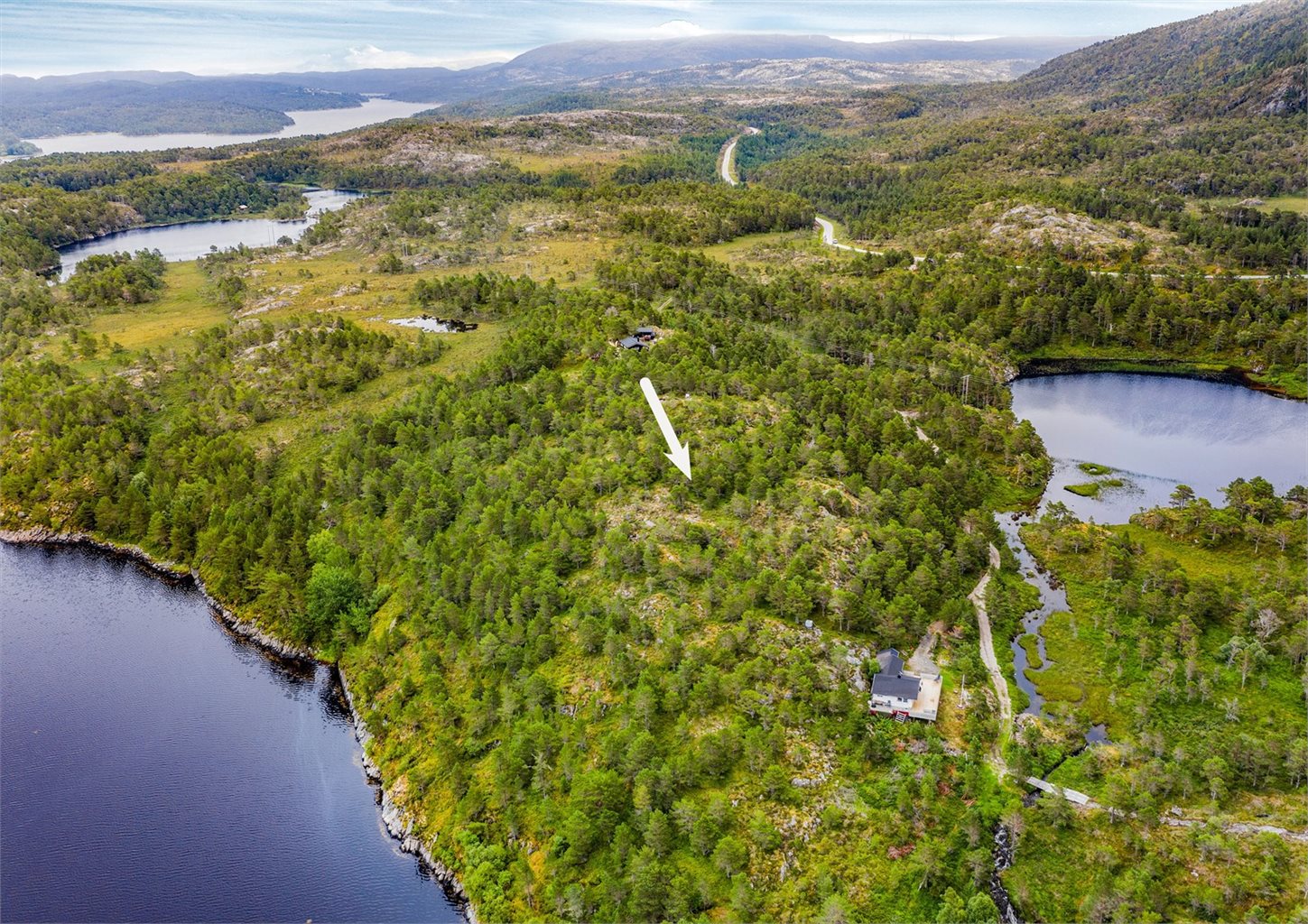 Rett bak tomten finner man et vakkert ferskvann med fiskemuligheter. Bildet er bare en illustrasjon og pilene er ikke helt nøyaktige. 