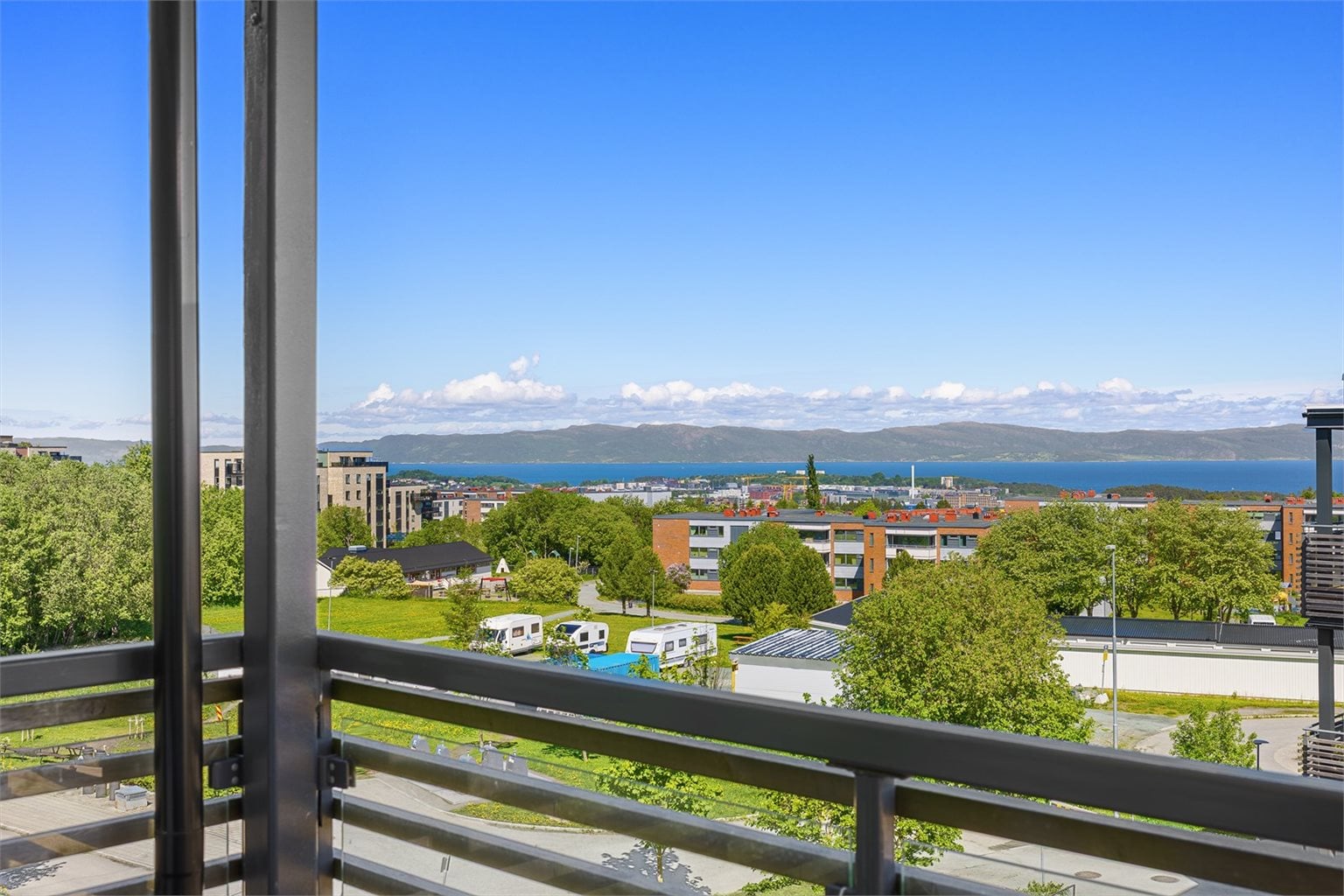 Fra balkongen kan man nyte en fantastisk utsikt over Trondheimsfjorden og Fosenalpene. Med gode møbleringsmuligheter kan man nyte lange sommerdager med venner og familie.