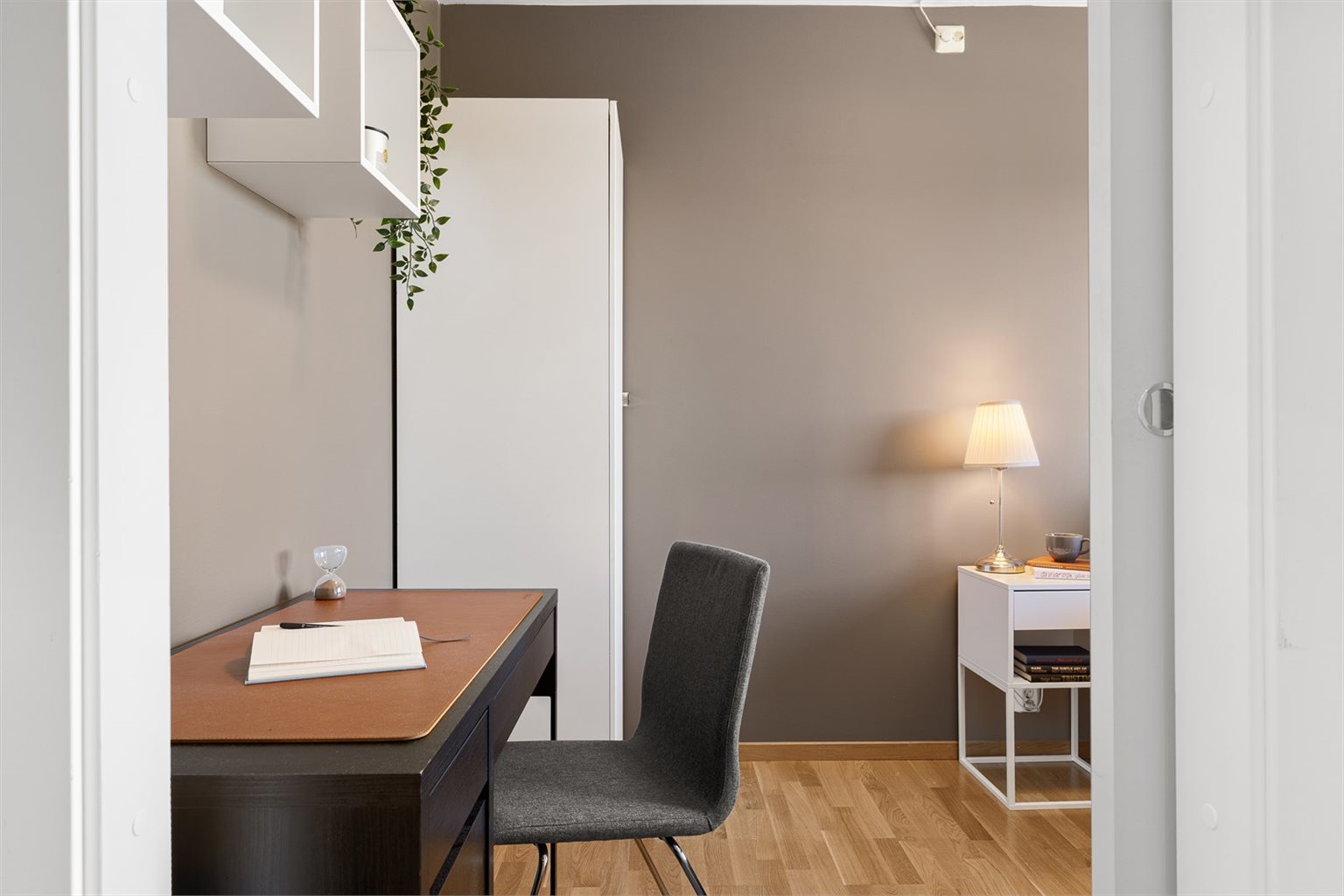 Leiligheten har et delikat soverom som strekker seg over 8 m². Rommet har god plass til dobbeltseng, nattbord og  garderobeskap for oppbevaring.