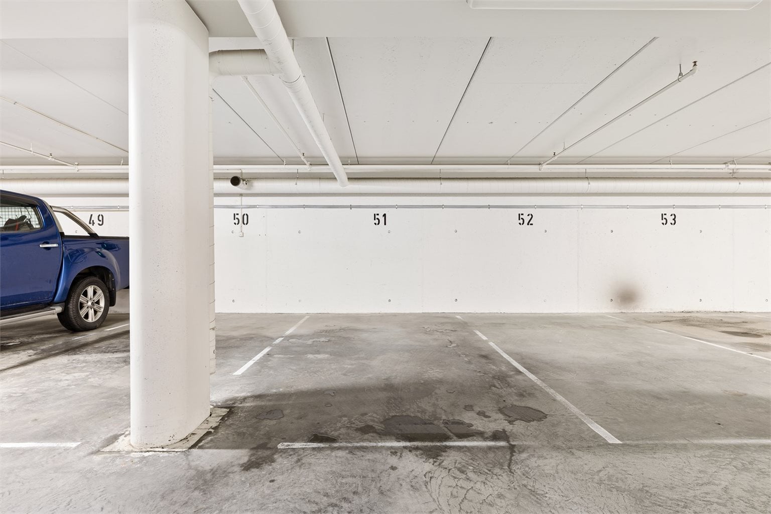 Leiligheten har egen parkeringsplass i parkeringskjeller med mulighet for etablering av  elbilladert. Det er plass nummer 51 som tilhører leiligheten. Gjesteparkering skjer på felles oppstillingsplass på sameiets tomt.