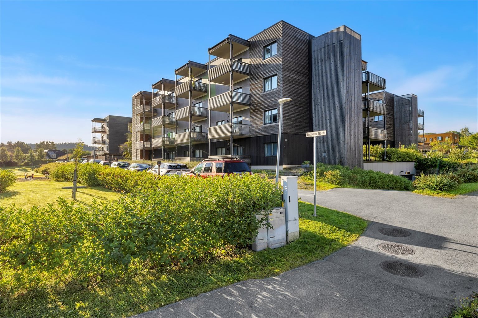 Velforeningen i området, som alle beboere i sameiet er en del av, har etablert flere fine områder rundt boligen. Blant annet er det etablert flere lekeplasser, benker, og en grillhytte som alle i velforeningen kan benytte seg av.