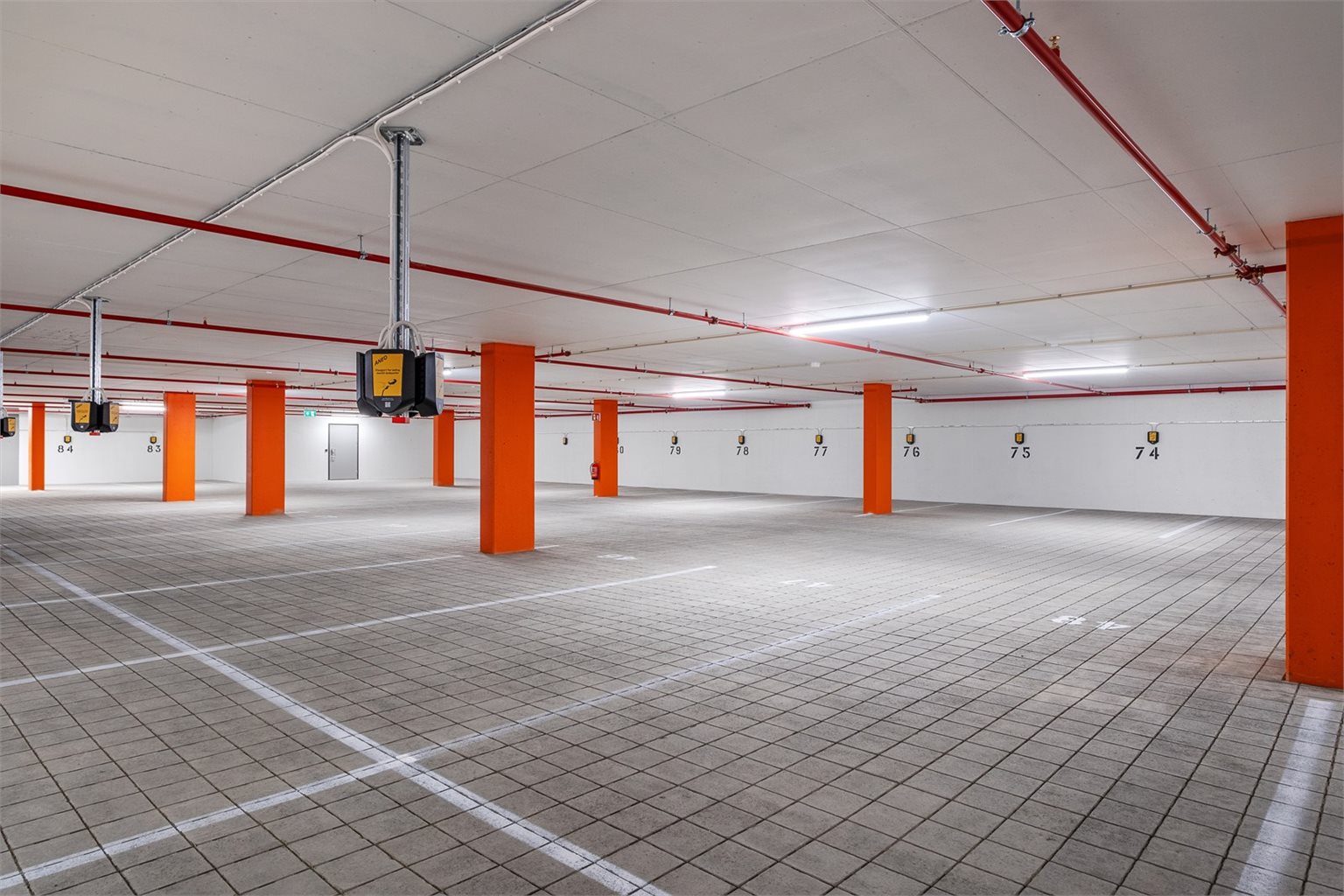 På inngangsplanet ligger det også en stor parkeringskjeller. Her er det muligheter for kjøp av parkeringsplass som også er ferdig tilrettelagt for el-bil lading.