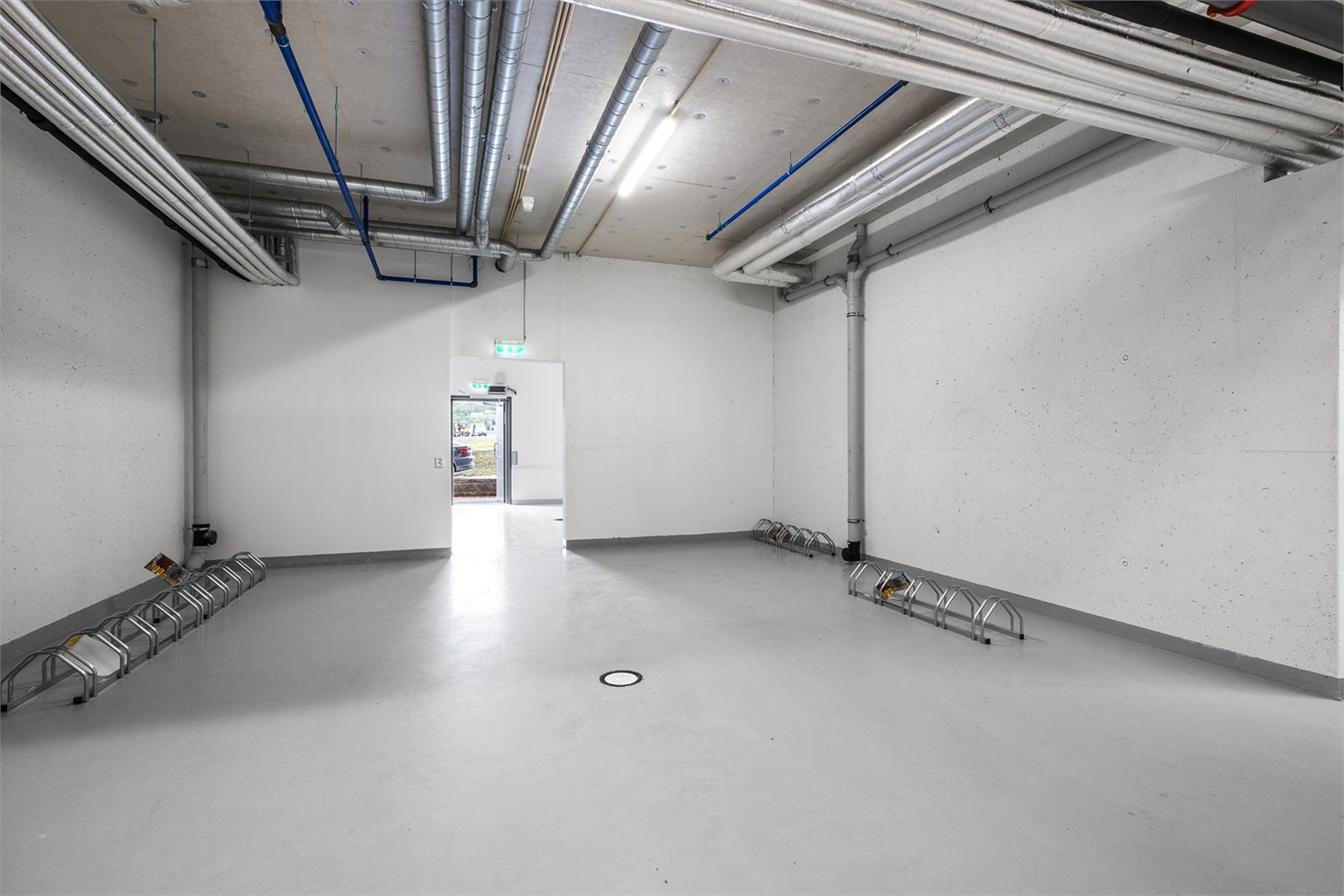 Sameiet har store bodarealer til sykkelparkering med praktisk og direkte adkomst rett utenfra. De midlertidige sykkelstativene blir snarlig erstattet med rikelig med sykkelstativ av typen lignende Play Smart 2.