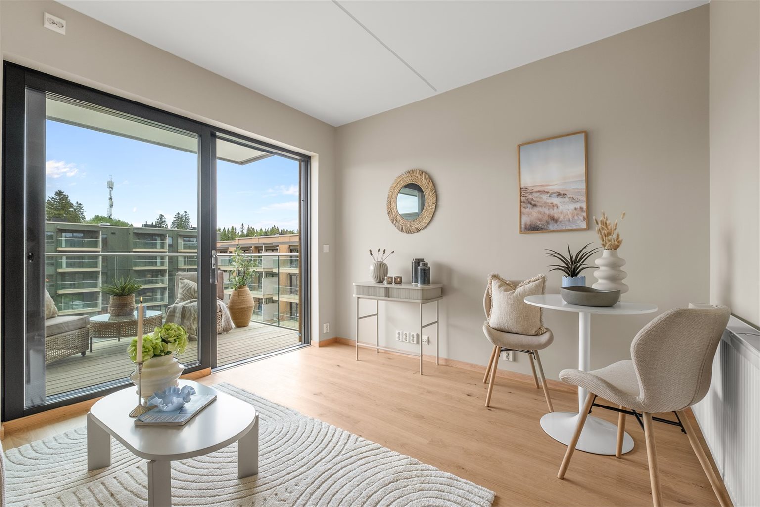 Leiligheten har ekstra god takhøyde og er oppgradert med en lekker designpakke hvor du får flotte veggfarger, en lekker enstavs eikeparkett, sorte dørhåndtak, et flott designkjøkken og et flott oppgradert bad.