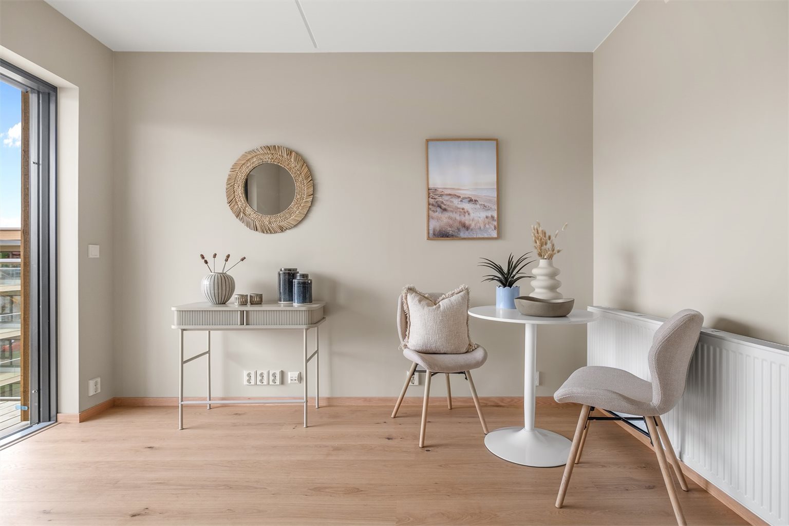 Her er det god plass for rundbord til 4-5 stk i tillegg til sofaen