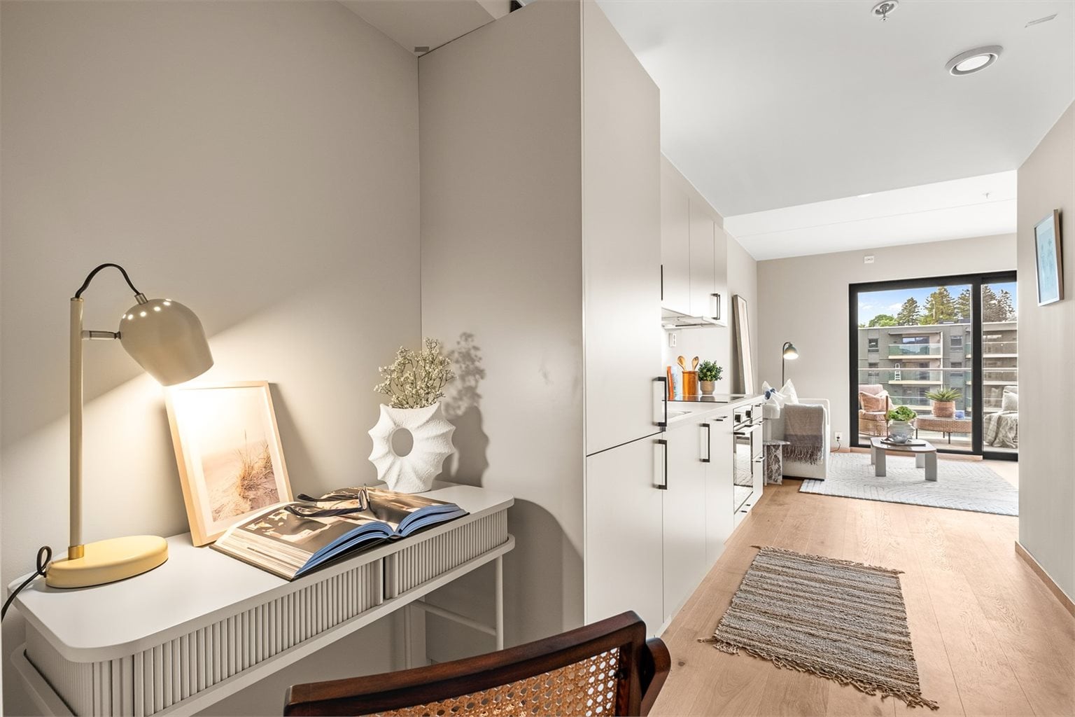 Kjøkkeninnredningen er oppgradert med fronter i den lekre fargen Beige fra HTH.